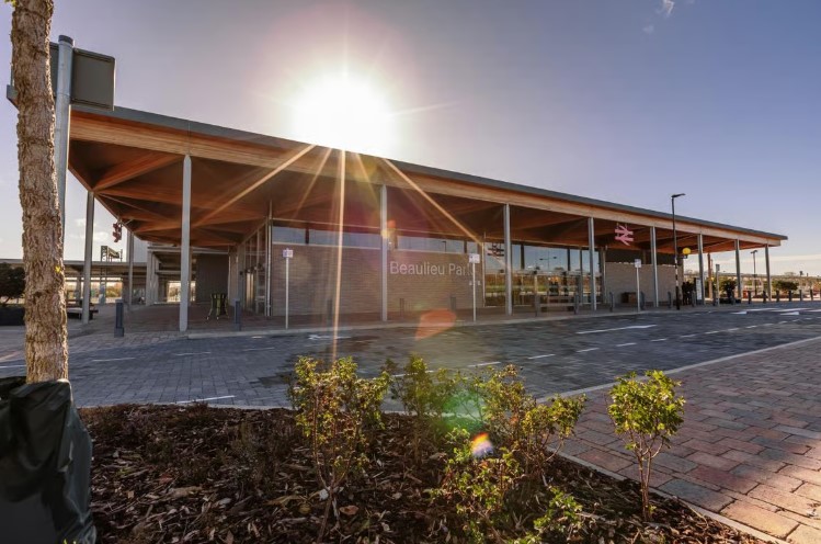 NetworkRailAng's tweet image. Yesterday, we saw the first train arrive at #BeaulieuParkStation.  Today was the formal opening hosted by @Essex_CC Cllr Louise McKinlay, inviting Lord Peter Hendy CBE and The Rt Hon Sir James Cleverly to unveil the dedication plaque. Thank you to everyone that came to support.