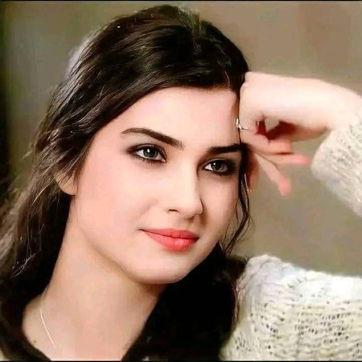 lmstq1457694's tweet image. أحبك بهدوءٍ لا يشبه ضجيج العالم،
كأنني أتنفسك في كل لحظة دون أن أشعر.
حين تغيب،
يتأخر النبض قليلًا…
وتبهت الألوان من حولي.
وجودك ليس صدفة،
بل معجزة صغيرة
تُعيد ترتيب فوضى قلبي كل يوم❤