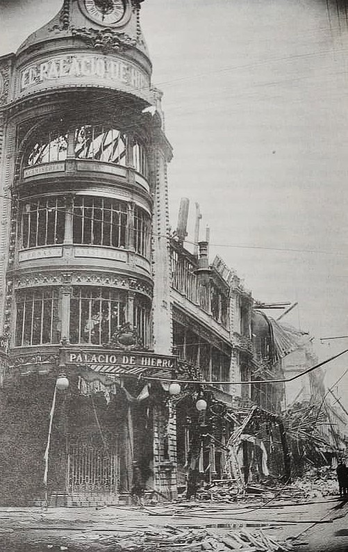 #VidaCotidiana

En 1914, mientras la Revolución sacudía la Ciudad de México, las damas de la alta sociedad seguían visitando El Palacio de Hierro en busca de moda europea. Tras el incendio del edificio en abril de 1914 las ventas continuaron en locales anexos