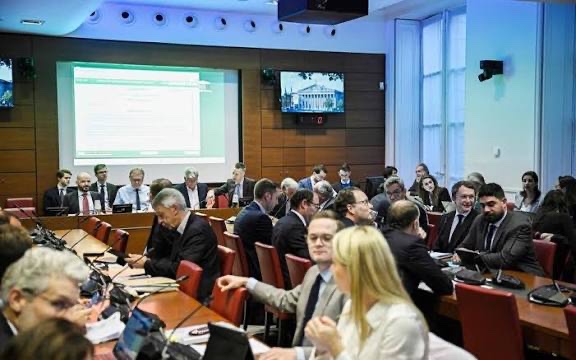 🚨🇫🇷 FLASH | Les députés REJETTENT en commission la surtaxe sur les mutuelles pour financer la suspension de la réforme des retraites.