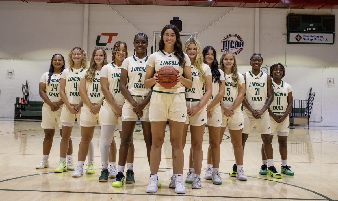 Say hellooo to the 25-26 Women's Basketball team!