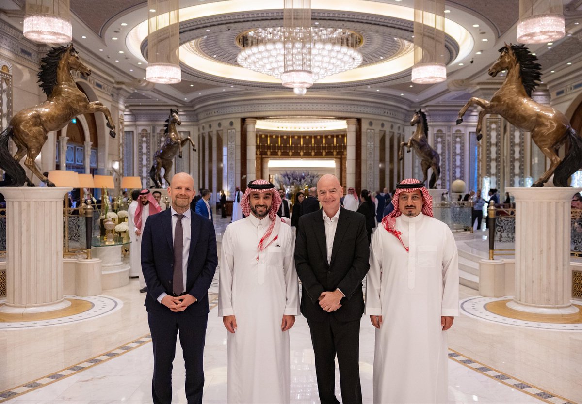 mosgovsa's tweet image. 📸 سمو وزير الرياضة @abdulaziztf يلتقي رئيس الاتحاد الدولي لكرة القدم السيد جياني إنفانتينو خلال زيارته للمملكة للمشاركة في مؤتمر #مبادرة_مستقبل_الاستثمار