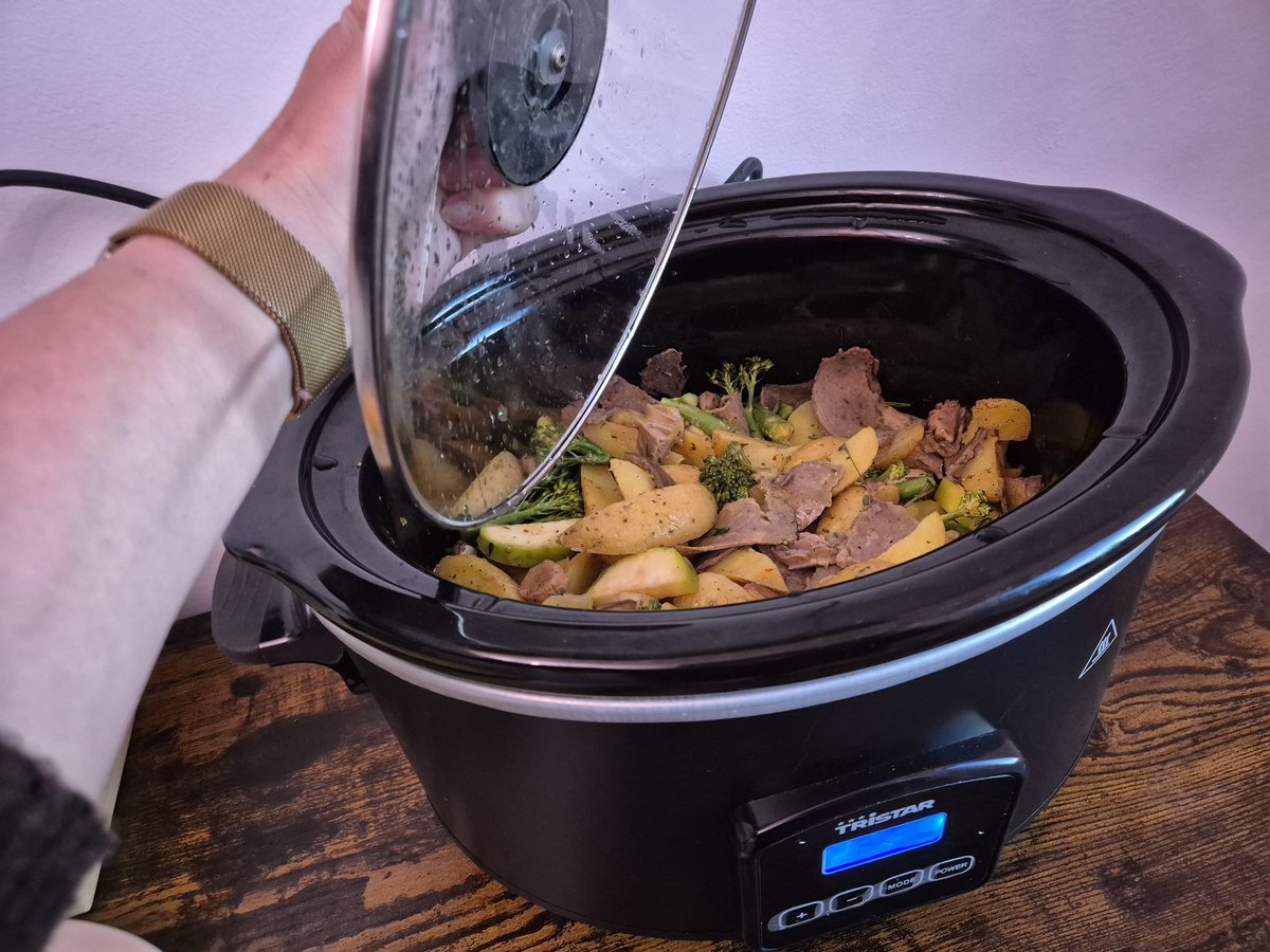 De slowcooker is alvast aan het cooken voor morgen, zodat ik na mijn werk niet meer hoef te cooken. 
Briljant idee van mij.
