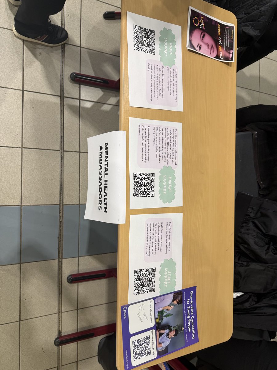 rosshallMHA's tweet photo. Our Mental Health Ambassadors are here to chat at S1 parents evening 💜 https://t.co/HpO5ig098Z
