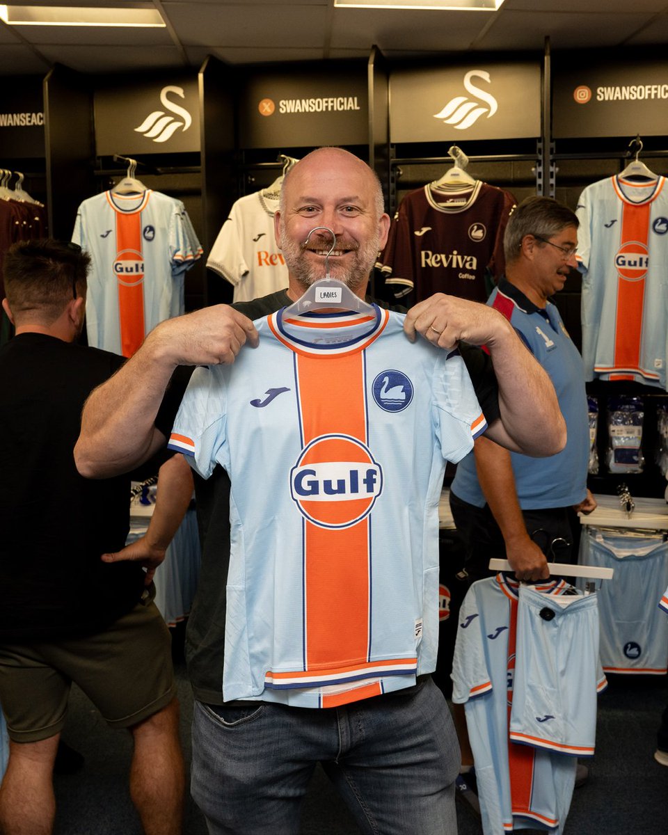 GulfOilIntl's tweet image. The wait is almost over! The Gulf shirt is coming back on the pitch this weekend. Are you ready?

It's been amazing to see fans show their passion for the new kit. Make sure to grab yours today and be part of the game-day energy!

#GameDayReady #ThirdKit #SwanseaCityAFC #GulfKit