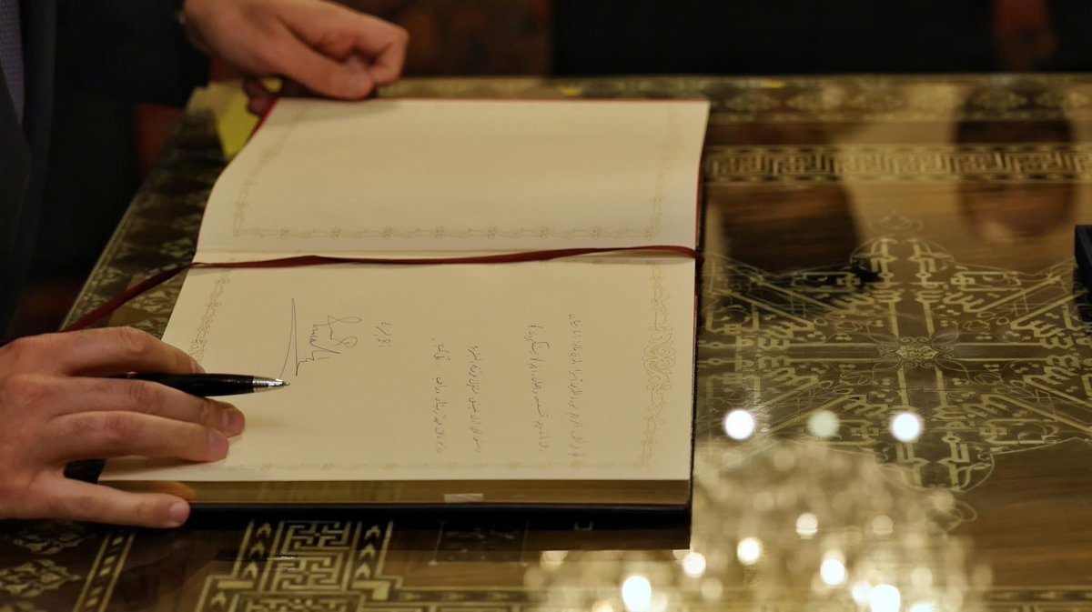 🕊️وُلدتُ في عائلة دمشقية مسلمة سنيّة وأمّي بيروتية صوفيّة من مريدي مقام الشيخ الجليل محيي الدين بن عربي بدمشق، نشأتُ في مدرسة راهبات الفرنسيسكان وأول خفقة قلب كانت لمسيحي، أصدقائي يهود وعلويين، ولا أثق في واشنطن إلا بطبيبين يحرصان على معالجة آلامي حين تقع أحدهما درزي والآخر علوي،