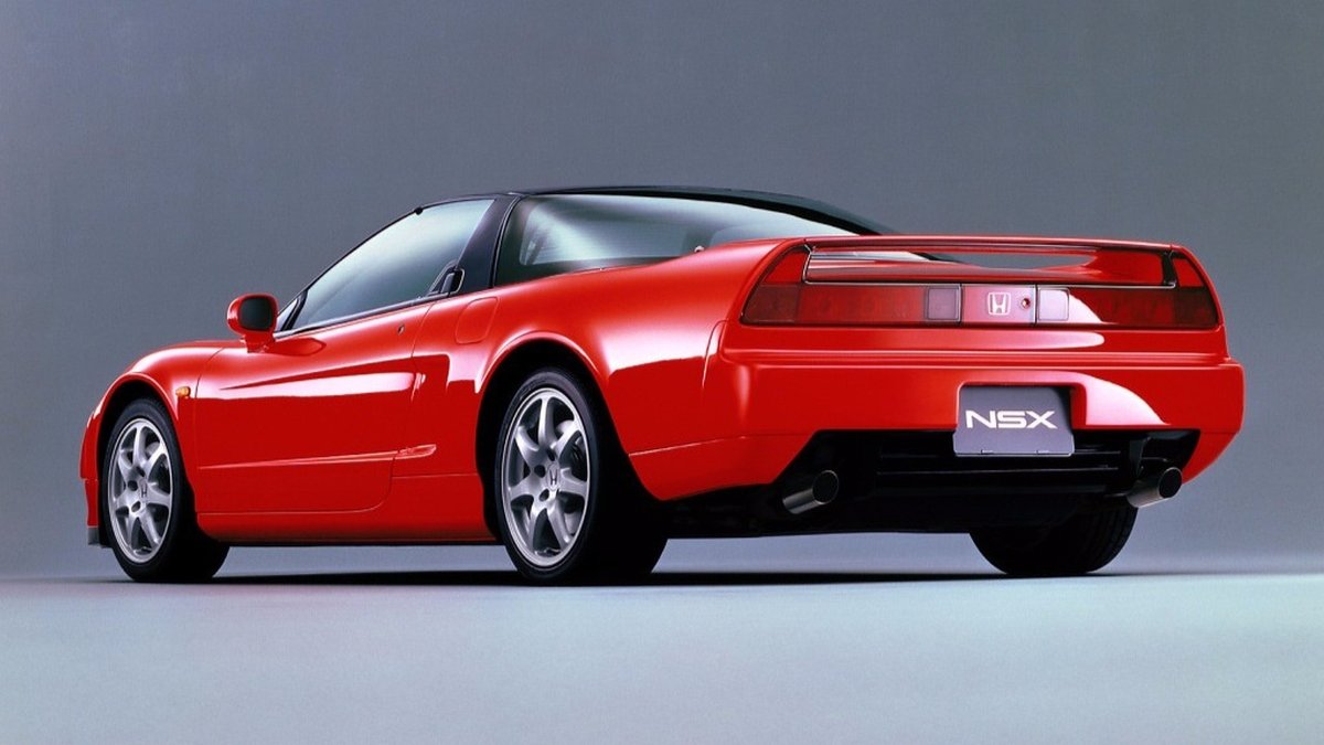 Türkiye'de bildiğim "sadece bir adet" olan NSX'in ilk nesli, yeniden üretilmeyi bekliyor...
♨️Bana göre Honda'nın ürettiği en güzel otomobillerden biri olan ve testlerini, yarış efsanesi bizzat Ayrton Senna'nın yaptığı NSX'in ilk nesli, tasarımcı "Pininfarina" ve İtalyan "JAS