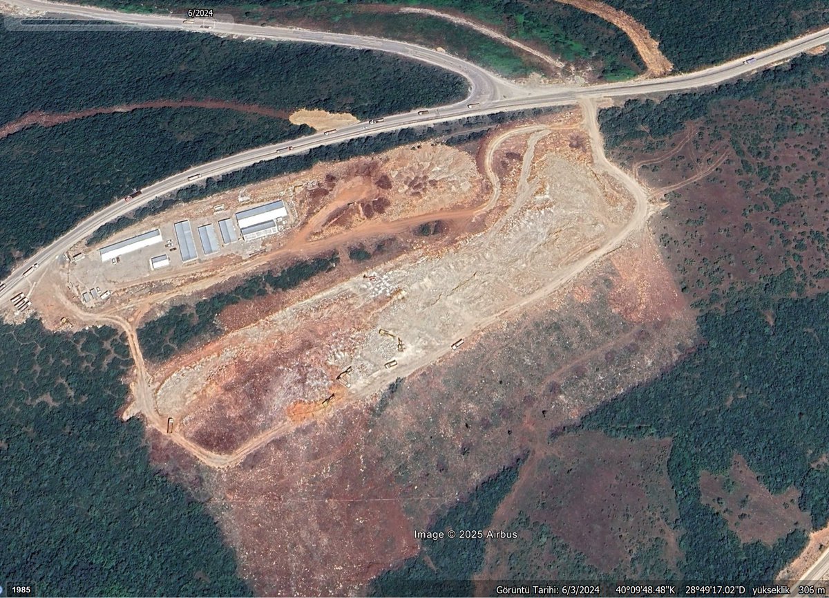 ddoganasm's tweet image. Yıllarca büyükşehir koltuğunda oturdunuz. Bu inşaat tabelasını dikmek için neden 23 Ekim 2023 ü beklediniz? Koltuğu devredene kadar hafriyatını bitirip neden temelini atmadınız? Sözleşmeye yazdığınız Nisan 2026 teslim tarihine rağmen neden hala manipülasyon yapıyorsunuz?