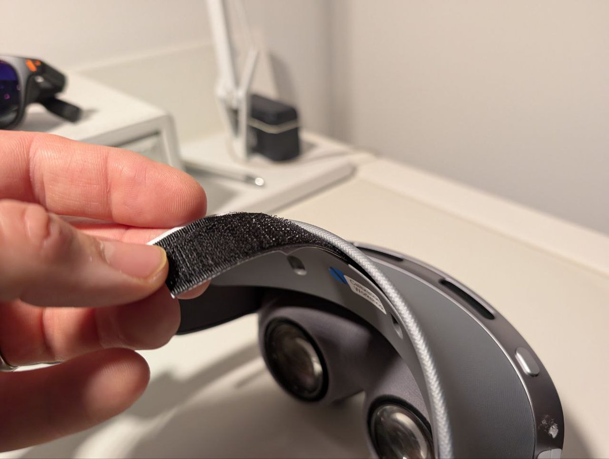 xrworkoutlabs's tweet image. Hacking a headstrap onto the Samsung Galaxy XR seems to be somewhat feasible

You can squeeze something between the top light shield and the attachment of the pad

But I would not use it to carry the headset because the attachment of the forehead pad is not really meant for that…