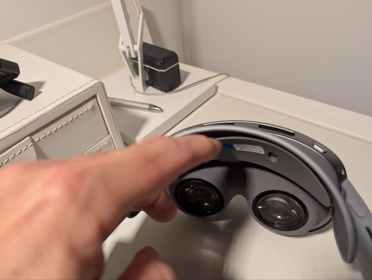 xrworkoutlabs's tweet image. Hacking a headstrap onto the Samsung Galaxy XR seems to be somewhat feasible

You can squeeze something between the top light shield and the attachment of the pad

But I would not use it to carry the headset because the attachment of the forehead pad is not really meant for that…