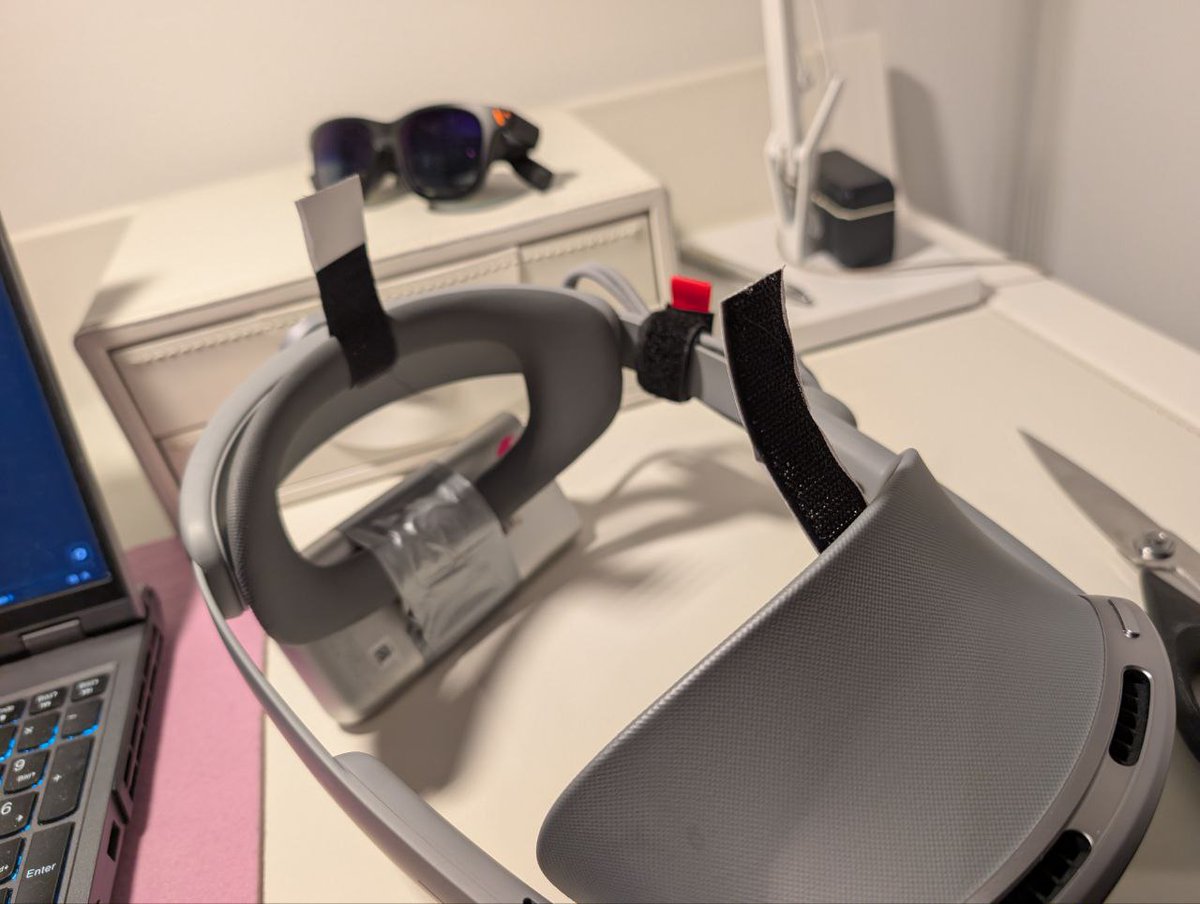 xrworkoutlabs's tweet image. Hacking a headstrap onto the Samsung Galaxy XR seems to be somewhat feasible

You can squeeze something between the top light shield and the attachment of the pad

But I would not use it to carry the headset because the attachment of the forehead pad is not really meant for that…