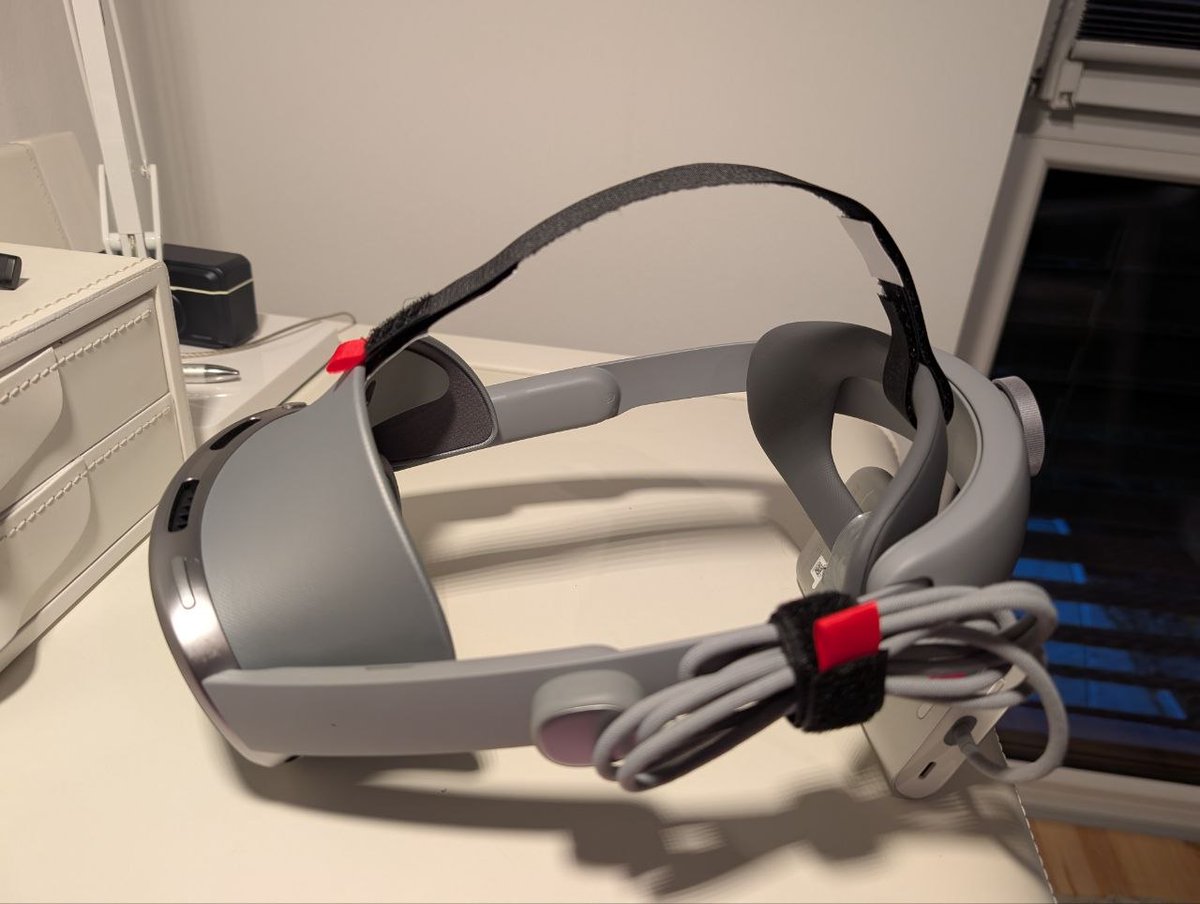 xrworkoutlabs's tweet image. Hacking a headstrap onto the Samsung Galaxy XR seems to be somewhat feasible

You can squeeze something between the top light shield and the attachment of the pad

But I would not use it to carry the headset because the attachment of the forehead pad is not really meant for that…
