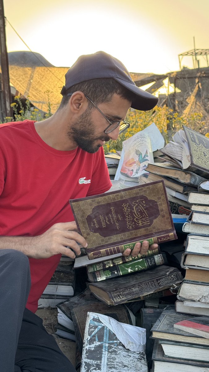 HamzaAbuToha's tweet photo. يصادف اليوم العام الثاني على تدمير بيتي بما حواه من مكتبة ضخمة ضمت عيون التراث العربي، كم أُمَنِّي النفس بأن أجلس على أرضية غرفتي أتصفح كتاب سيبويه، بينما أسمع ابني (حَيّان) يدق باب الغرفة لا ليسألني كم وقتاً أحتاج لكي أنتهي من تدقيق مسألة في النحو بل ليذكرني بأنني لم أخرج من غرفتي منذ سبع ساعات، كم أشتاق لكتبي التي أنقذتها من تحت الأنقاض، هل ما زالت الكتب بخير في بيت جارنا؟ هل أصابها البرد؟ هل تلتحف ببعضها؟ هل اختلطت أبيات أبي تمام بأبيات البحتري؟ هل وقف هناك أبو سعد محمد بن أحمد العميدي فوق ركام بيتنا يصور سرقات المتنبي ويبثها عبر الإنستغرام؟