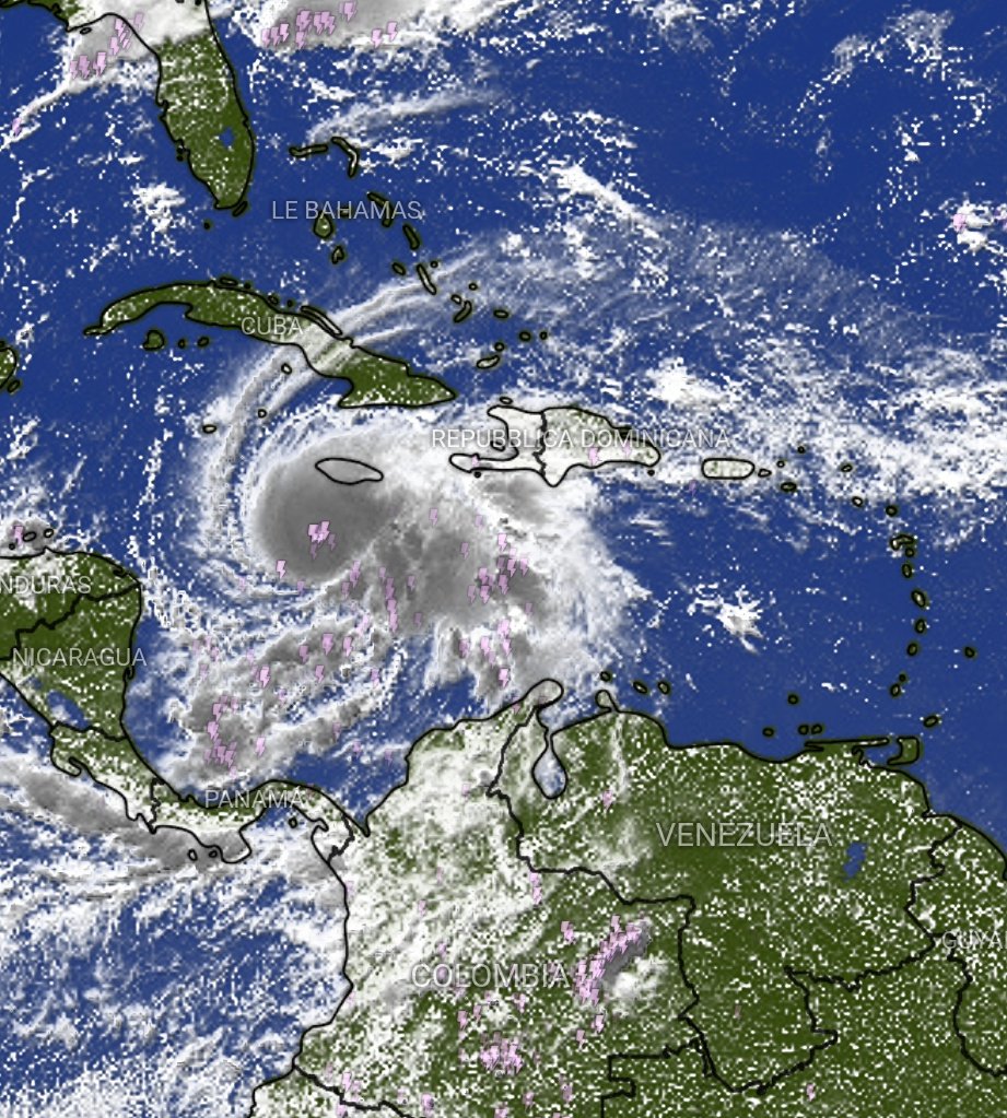 ✈️🇻🇪🇺🇸 The two USAF B-1B "Lancer" bombers continue to fly towards Venezuela.

▪️The route is different than usual because they are trying to avoid CAT5 Hurricane Melissa.