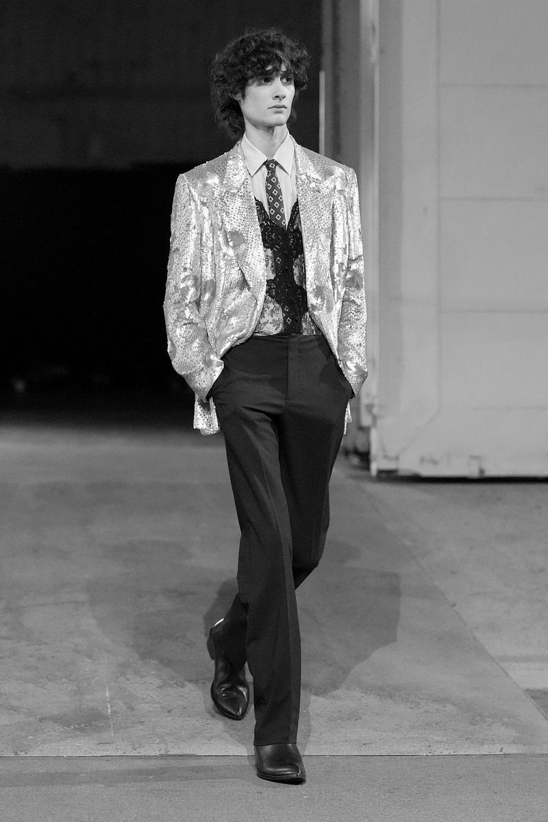 SombrCharts's tweet photo. Sombr making his runway debut in Valentino for #VogueWorld Hollywood 2025 https://t.co/8NJLWtBpAm