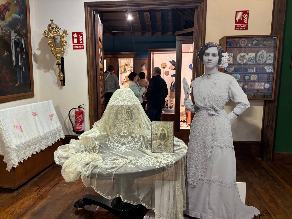 En las Jornadas Internacionales del Encaje celebradas en La Laguna y Tegueste del 22 AL 25 octubre y organizadas por el Cabildo de Tenerife, hemos inaugurado nuestra exposición: 

«Y todo el sol tejió sus hilos: encajes y rosetas en la colección de Cayetano Gómez Felipe»