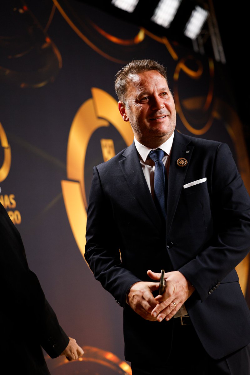 Por indicação do <a href="/sjpf_pt/">Sindicato dos Jogadores</a> , Cândido Costa recebeu o prémio Quinas de Ouro: Medalha Bons Serviços: sjogadores.pt/?pt=news&op=OP…

#QuinasdeOuro 
#CândidoCosta