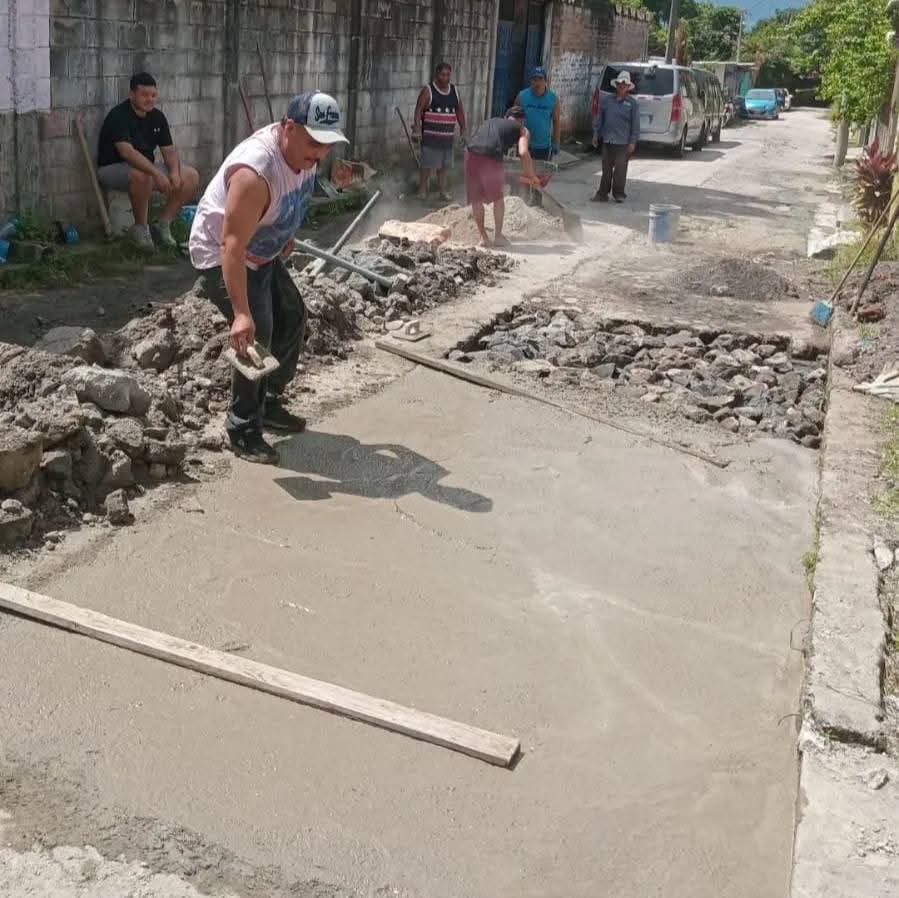 Los habitantes del Plan de Pino en Ciudad Delgado se cansaron de pedirle a la alcaldía y a la DOM que les reparen la calle. Tomaron de su dinero y ahora ellos están haciendo lo que no hace Bukele.