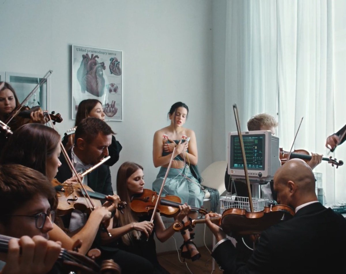 nie mogę,że to serio było kręcone w Polsce i ten układ przewodzący serca 😭 i w ogóle ile Polaków pracowało przy tym