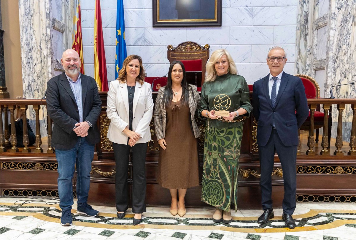 La pescadería de Javi y Sofi en el Mercado de Pino Montano es ejemplo de la calidad de nuestro comercio de proximidad. 

Han recibido en Valencia el Premio METRAE 2025 a la Mejor Iniciativa Comercial Individual en manos de <a href="/mjosecatala/">María José Catalá</a> y <a href="/maribelsaezm/">Maribel Sáez</a>

¡Estamos muy orgullosos!