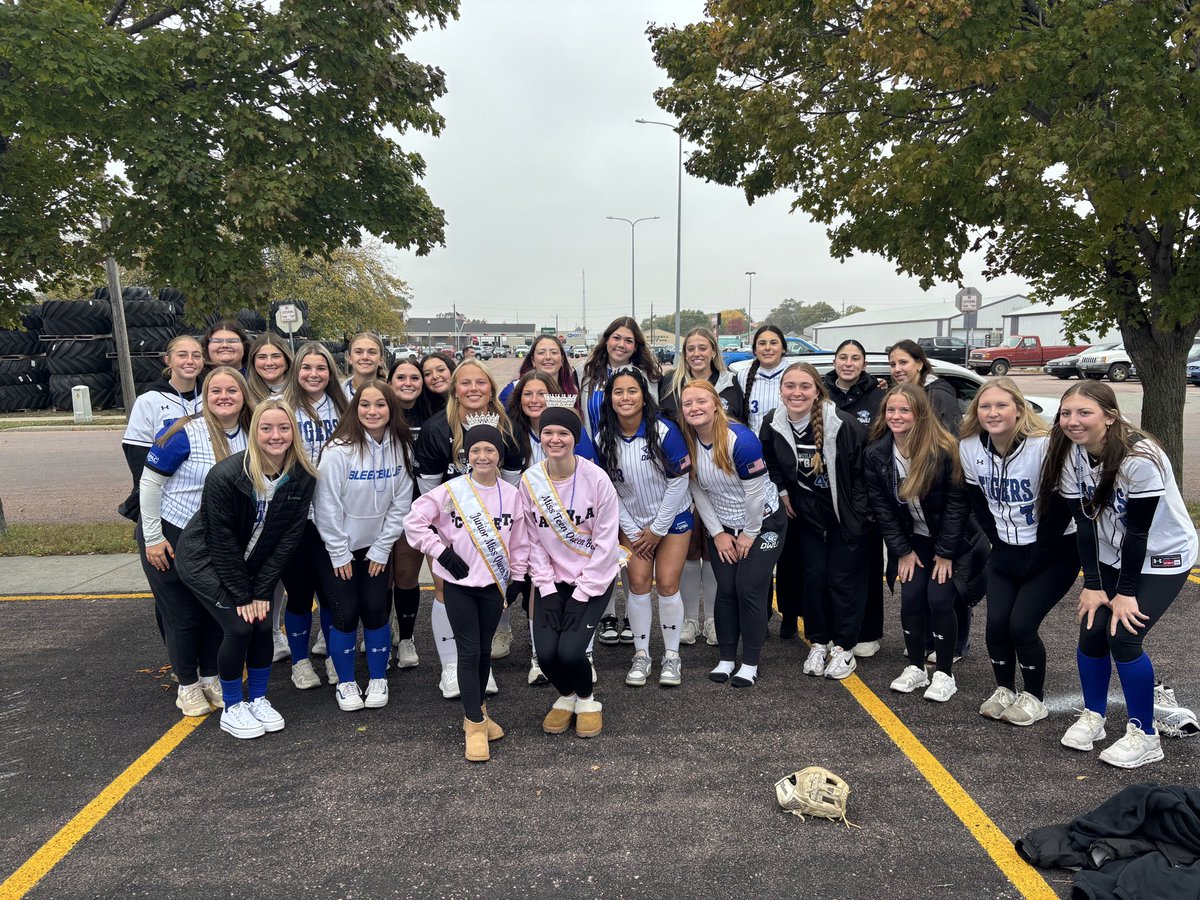 HOMECOMING WEEKEND 👑
.
This weekend, we hosted recruits on campus to join us in the homecoming festivities! From the parade to the football game and scrimmaging against our girls, the recruits had a busy weekend.
