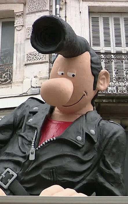 mcr4s's tweet photo. @dupontaignan @DanielBienfait Si vous regardez bien, #macrounet va bientôt avoir la banane de Lucien https://t.co/QujqP6Egek