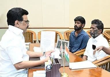 Rajaking123's tweet photo. @Rajaking123 

கூப்பிட்டு வந்தாச்சும் பெருந்துயரத்திற்கு தானும் ஒரு காரணமென கருதி வாழ்நாள் முழுவதும் அவர்களின் குடும்ப பொருப்பைஏற்றுக்கொண்டார்!
வேங்கை வயலுக்கும் போகல,கள்ளக்குறிச்சிக்கும் போகல ,தம்பி கவின் குடும்பத்த கூட்டியாந்துபேசுனமாதிரியாச்சும் பேசி இருக்கனுமா இல்லையா ...? https://t.co/OXLni4qwxx