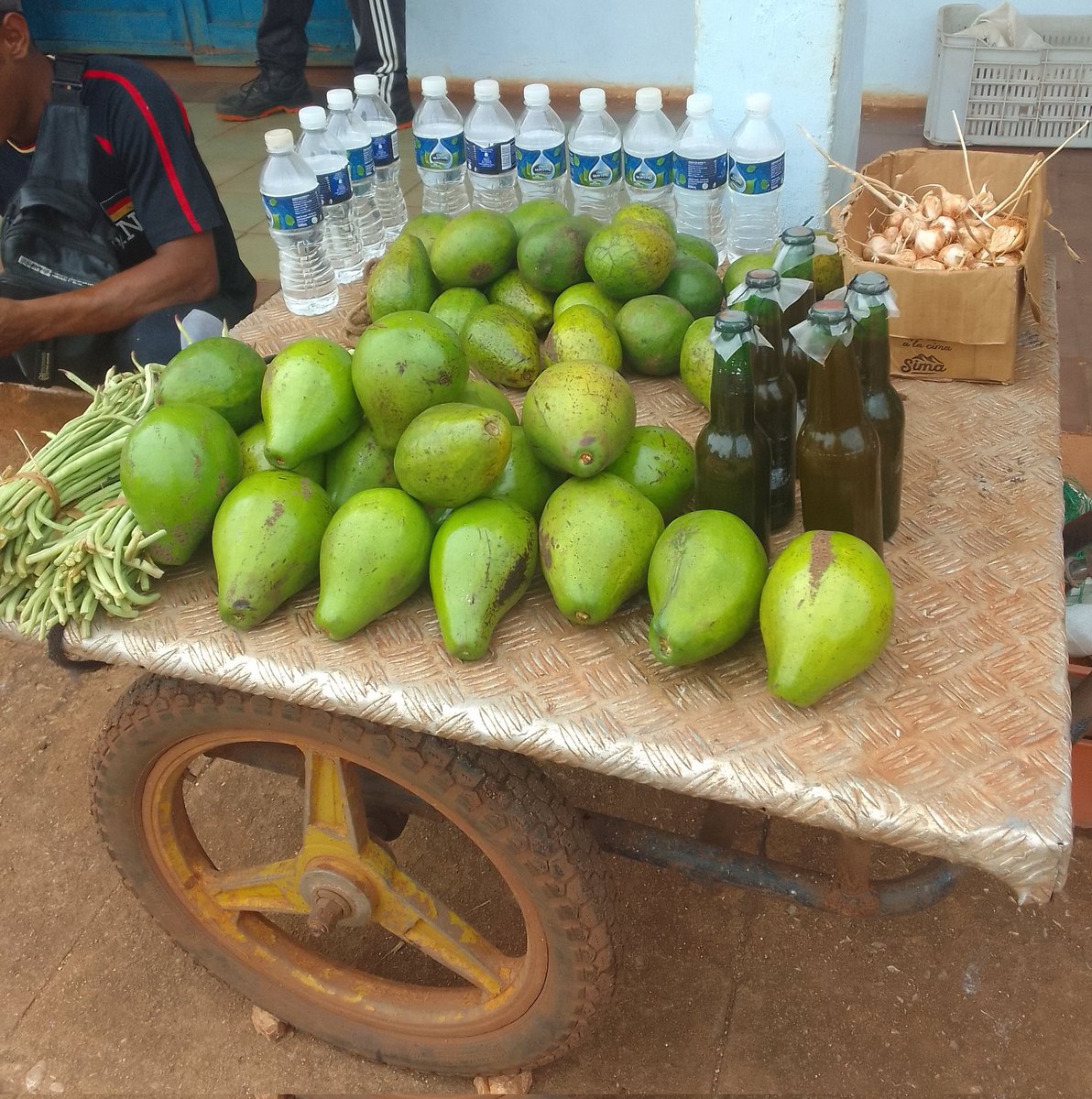 Olvídense del precio del aguacate, ni siquiera lo tiene. Pero como le explicas a un yuma que los pomitos no tienen agua mineral, sino tu mejor media de alcohol skajaja 😭. No creo que exista algo más quinto mundista que esto.  100 fav y me tiro una pa' pasar Melissa rico. 😂