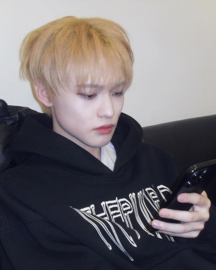 lelennie_'s tweet image. ᥫ᭡.#chenji mini au || Échos du Cœur
Jisung busca consejos amorosos en un consejero anónimo de twitter, sin saber que se trata de Chenle, su mejor amigo… y la persona de la que lleva enamorado prácticamente años.