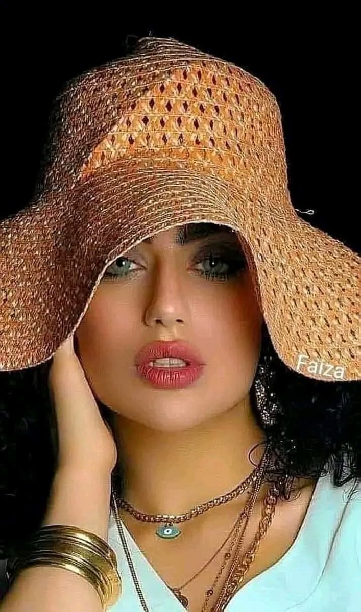 lmstq1457694's tweet image. فاتنتي❤
عيناكِ لوحة عشق لفها السحرُ
يغفو ويصحو على اهدابها القمرُ
في رمشها ألّف العصفور أغنيةً
وبين احداقها يُستعذب السّفرُ❤