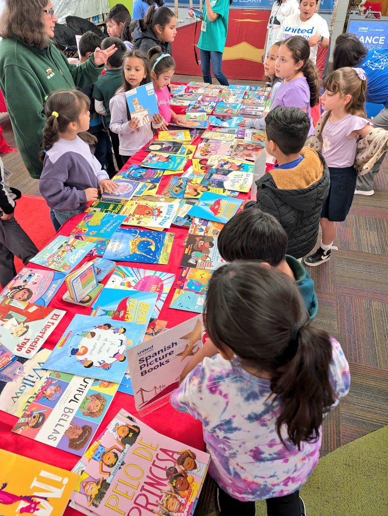 MsPatelLibrary's tweet image. Lights, camera, READING! 🎬 Thank you @unitedtolearn for rolling out the red carpet for our students! 🌟 Our Hollywood Book Bash was a blockbuster hit - turning reading into a star-studded event! 📚✨ @CasaViewES @DISD_Libraries @baverticalteam
