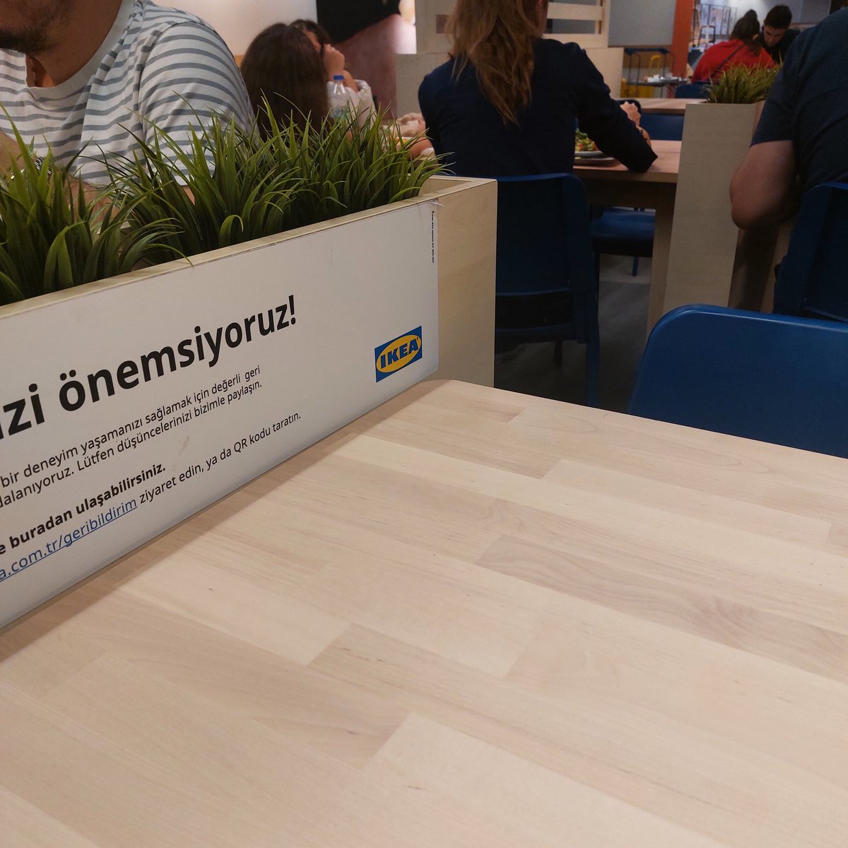 İkea'da yemek yemeye oturduk. Birazdan Hakkı Alkan gelip şu saksıları kafamıza atacak.