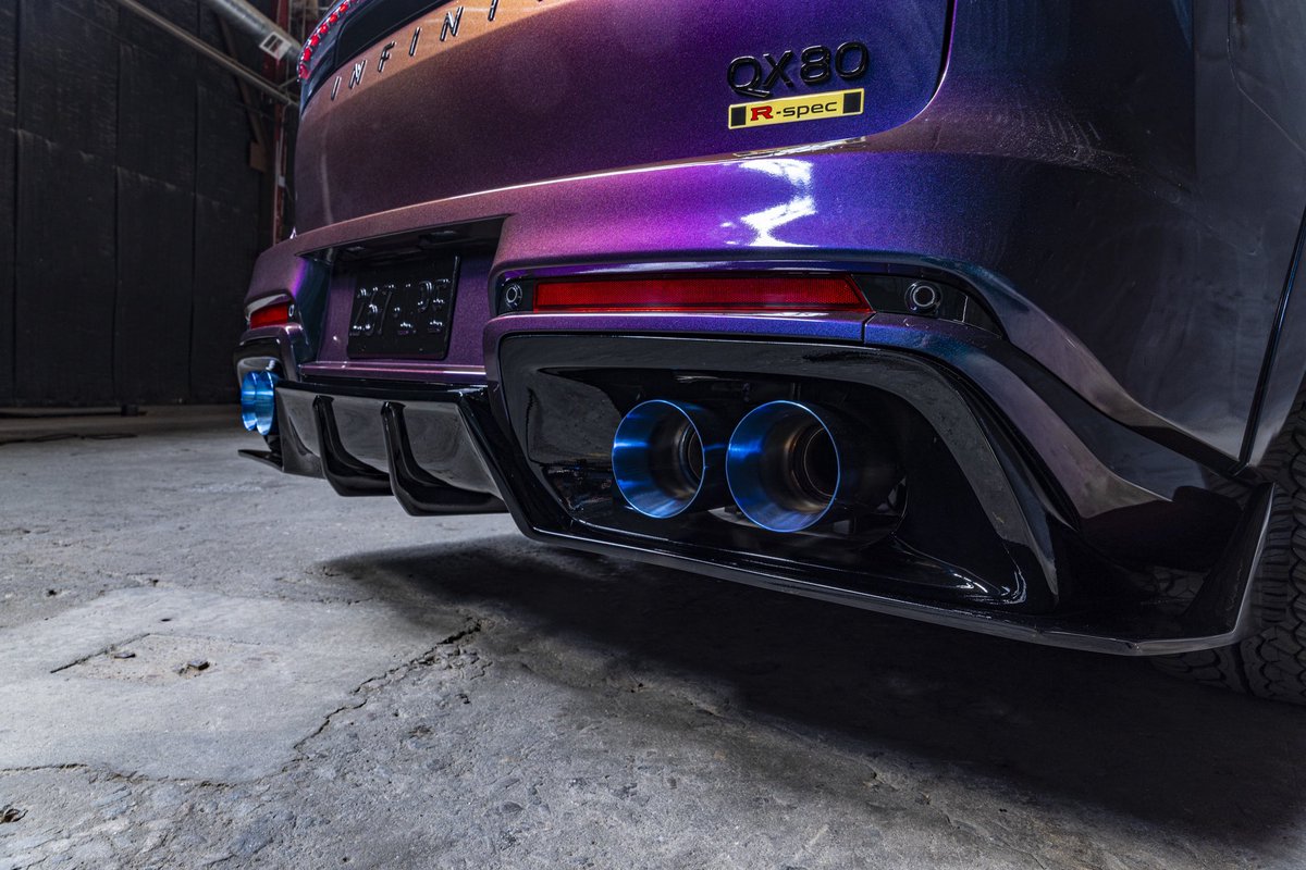 Motor1com's tweet image. Infiniti just put a 1,000 hp V-6 from the GT-R in its QX80 for SEMA. Say hello to the QX80 R-Spec concept. 

- 1,000 hp, twin-turbo V6 engine

- Midnight Purple exterior 

- custom R35 inspired wheels and exhaust

- carbon ceramic brakes
 
- custom bodykit