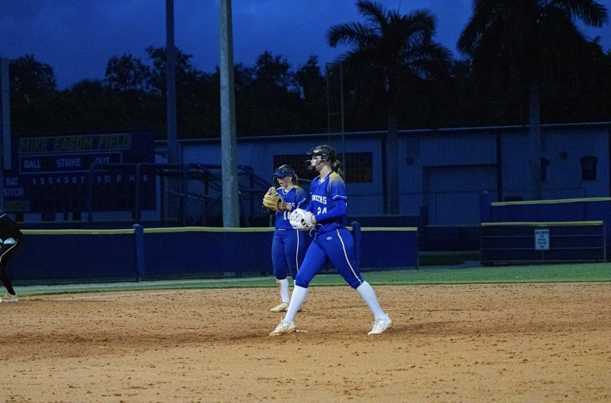 EmmaWa1ker's tweet photo. Some scrimmage pictures, going to be a great season! Roll River 🤍💛💙🌊 @IrscSoftball https://t.co/fhlphbguyH