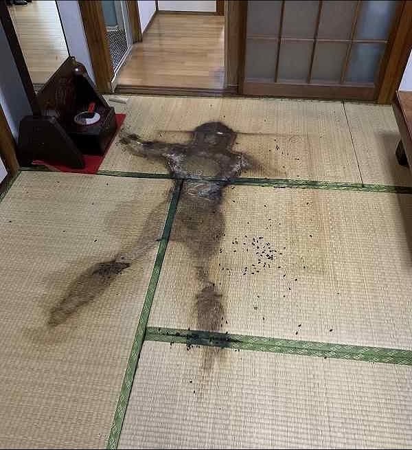 histories_arch's tweet image. Kodokushi, meaning ‘Lone Lonely Death,’ is a Japanese term for when a person dies, typically alone in their apartment or at home, and are not discovered for quite some time.
Typically happening to older people, with no one to love or take care of them. As Japan’s fast aging…