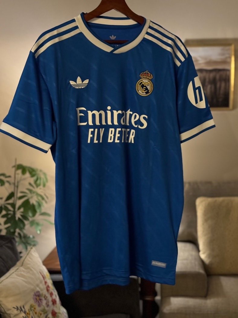 🚨🚨🚨🚨| سحب على تيشيرت مدريد الأساسي او الاحتياطي 🤍
الشروط سهله جدا 
١-ريتويت للتغريدة 
٢-تابعني،وتابع حساب المتجر <a href="/Alkunfj/">AlKÜN | الكون</a> 
السحب بعد 48 ساعة موثوق بفيديو ✅
موفقين ❤️