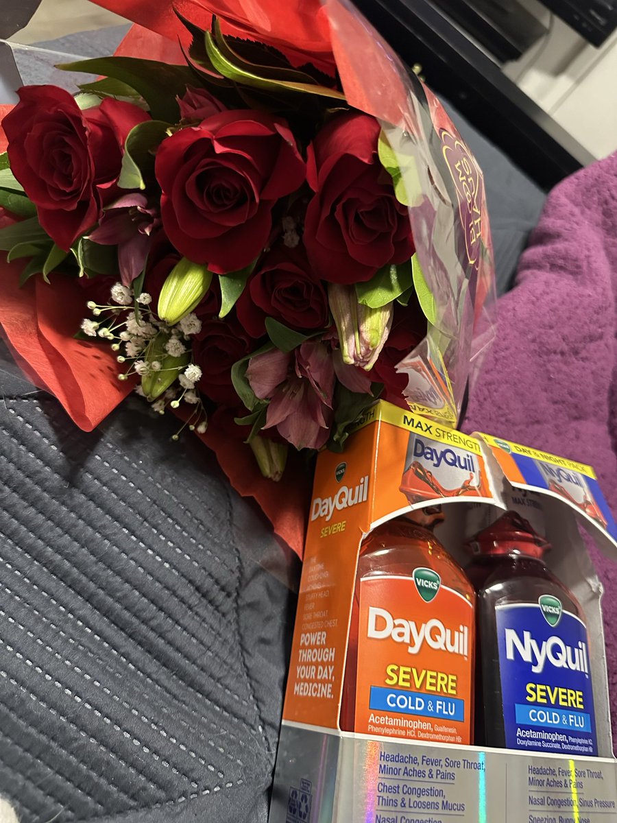 maiiiiicf's tweet photo. No saben lo bonito que sentí verlo llegar con el medicamento y flores🥹🥹❤️‍🩹 https://t.co/7chY7JG4lL