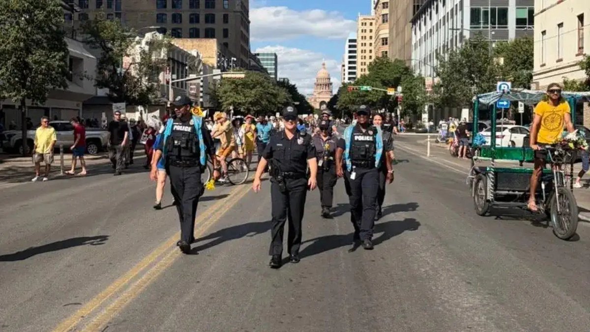 CodeWithLexi's tweet image. A manhunt is underway after a shootout at Austin Central Library left at least one hospitalized. Police urge public to call 911 if they see the suspect. timesnownews.com/world/us/us-ne…