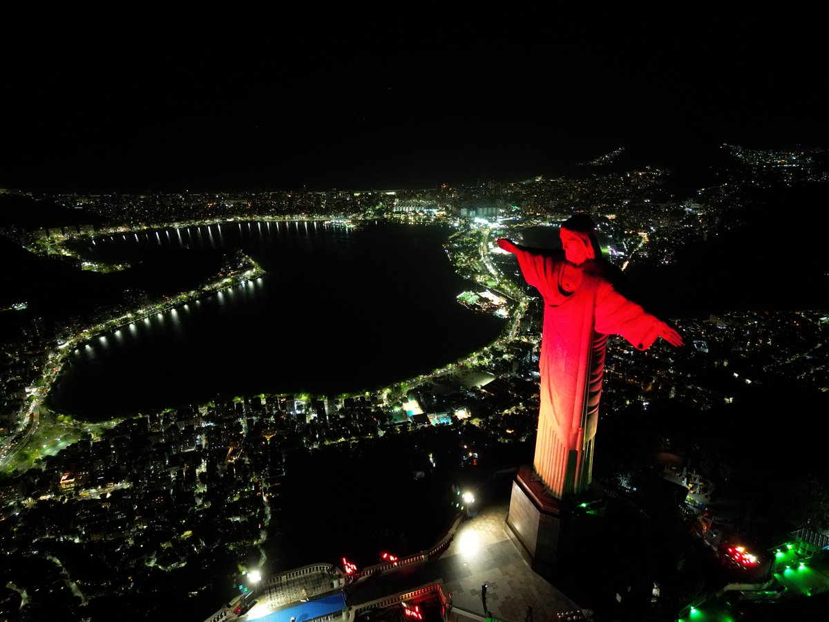 Na última sexta-feira (24/10), Dia Mundial de Combate à Pólio, o monumento ao Cristo Redentor, no Rio de Janeiro, foi iluminado em vermelho e amarelo para lembrar ao mundo que a poliomielite ainda não foi erradicada. A ação faz parte da campanha #JuntosContraAPólio.