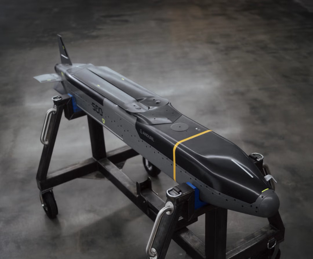🚀 Rodzina autonomicznych statków powietrznych i pocisków manewrujących #Barracuda została zaprojektowana do produkcji na ogromną skalę: modułowy, autonomiczny pocisk manewrujący, który można konfigurować z różnymi ładunkami i trybami celowania.
 
📸 Fot. <a href="/anduriltech/">Anduril Industries</a>