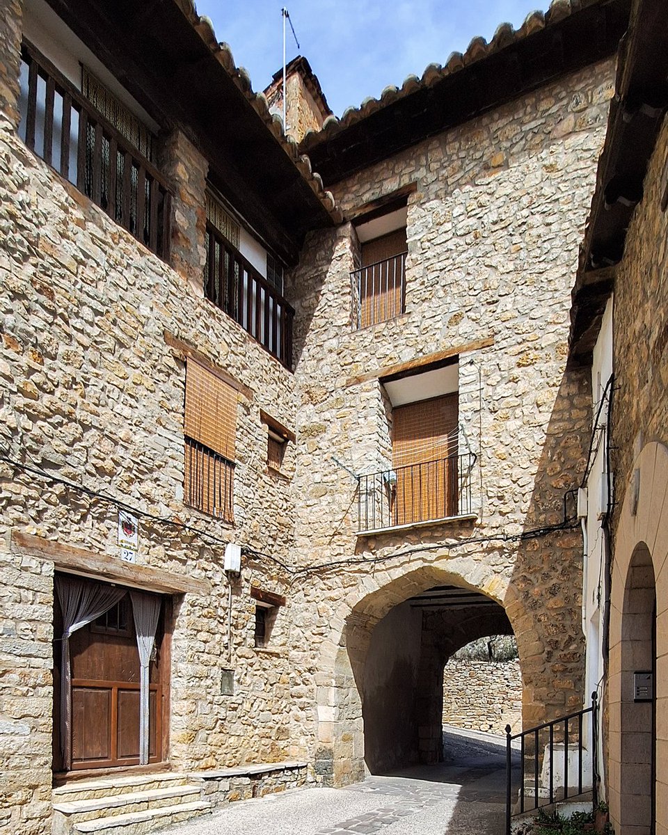 📍 Linares de Mora (Teruel)

En plena Sierra de Gúdar 🏔️, rodeado de montes, se alza uno de los pueblos más bonitos de Aragón. Sus calles empedradas, casas blancas y el murmullo del río crean una estampa de auténtico cuento. 🏡🌲

✨ ¿Por qué visitarlo? Porque combina historia,