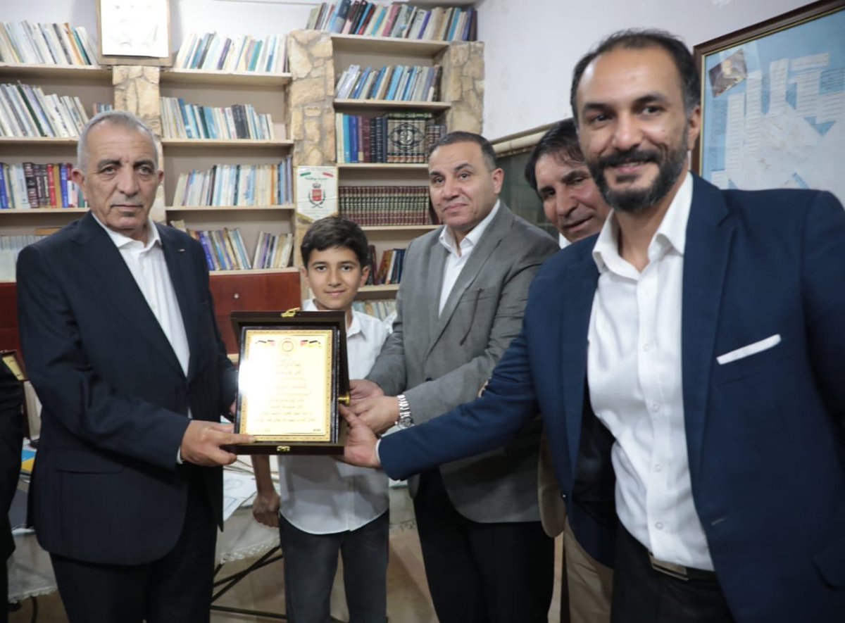 mostafa59625937's tweet photo. حفل استذكاري مهيب جرى مساء اليوم في دارة الشاعر الراحل حبيب الزيودي بالعالوك بحضور محافظ الزرقاء الدكتور فراس أبو قاعود .. وعدد كبير من المثقفين والفنانين الأردنيين ووجهاء وشيوخ بني حسن وإبناء العالوك .. وجرى خلال الحفل الاستذكاري الثالث عشر  القيام بجولة في بيت الشاعر والاطلاع على أرشيفه ومكتبته ومقتنياته وأوسمته بحضور نجليه محمد وبشير وحفيده حبيب .. الشاعر حبيب الزيودي يمثل عنوانا وطنيا وعلامة مهمة في المشهد الشعري العربي.