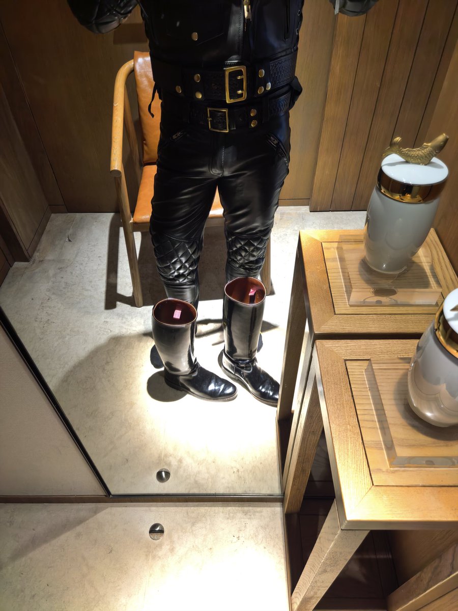 fvbcc4's tweet image. 皮革马靴喜欢吗