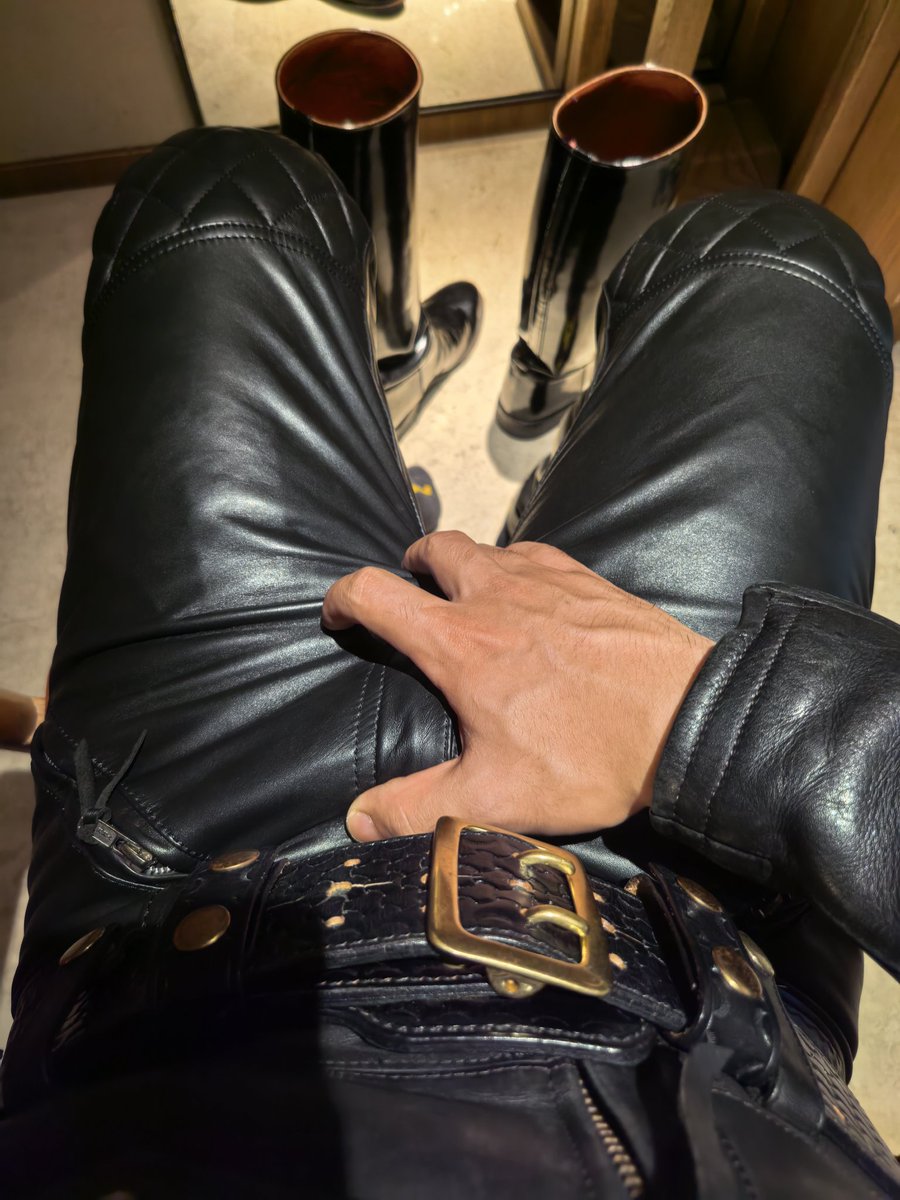 fvbcc4's tweet image. 皮革马靴喜欢吗