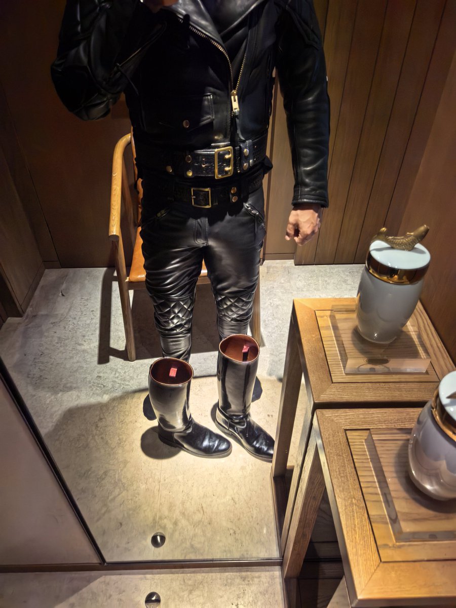 fvbcc4's tweet image. 皮革马靴喜欢吗