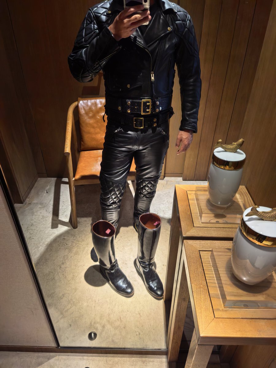 fvbcc4's tweet image. 皮革马靴喜欢吗