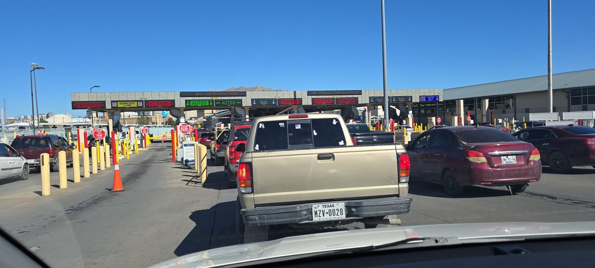 kiabencha's tweet photo. 2 horas y no logro cruzar 😥 #FronteraCdJuarez https://t.co/UtHfmTGlny