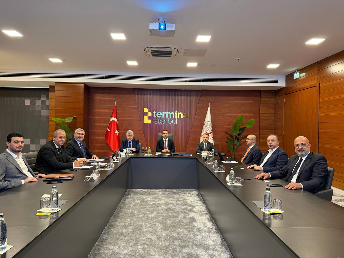 Tekstil, konfeksiyon, deri ürünleri, ayakkabı ve mobilya sektörlerinin temsilcileriyle istişare toplantılarında bir araya geldik.

İstihdamı koruma destekleri ile sanayicilerimizin yanında olmaya devam edeceğiz.