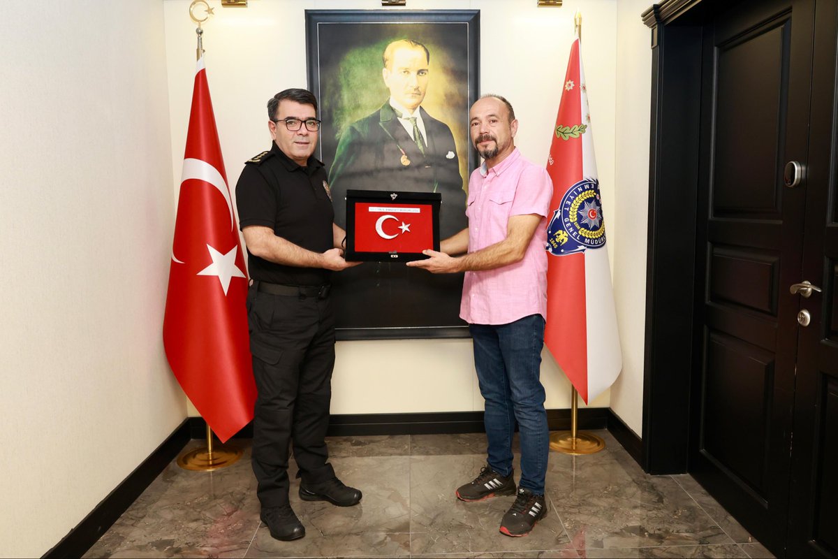 Olay Yeri İnceleme Şube Müdürlüğü kadromuzdan yaş haddi sebebiyle emekli olan Polis Memurumuz Seçkin BAYIROĞLU'na teşkilatımıza vermiş olduğu emek ve özverili hizmetlerinden dolayı teşekkür eder, emeklilik hayatında ailesiyle birlikte sağlık, mutluluk ve esenlikler dileriz.💐