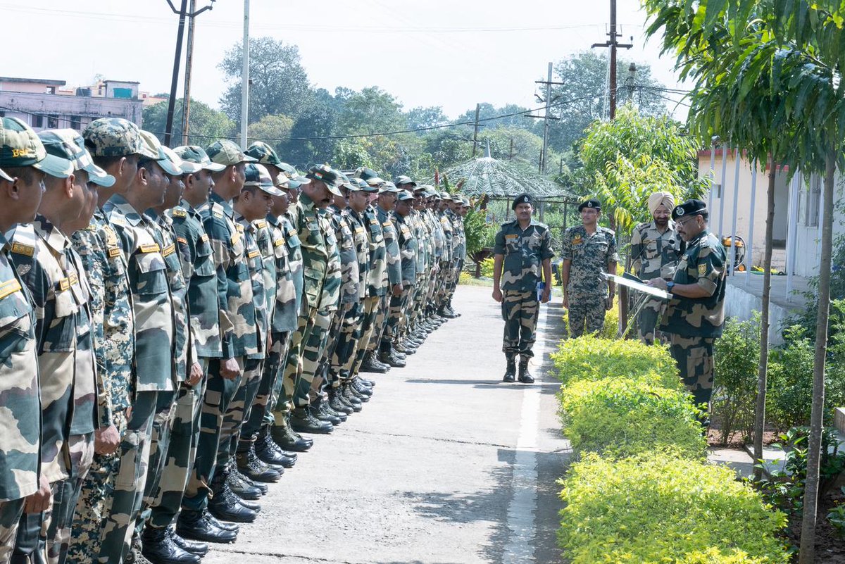 BSFODISHA's tweet image. 🇮🇳 Integrity Pledge taken! Officers &amp;amp; men of 116 Bn BSF, Phulbani, reaffirm their commitment to transparency &amp;amp; honesty.  Zafer Ismail, Comdt 116 Bn leads the way! #VigilanceAwarenessWeek #BSF #IntegrityMatters"